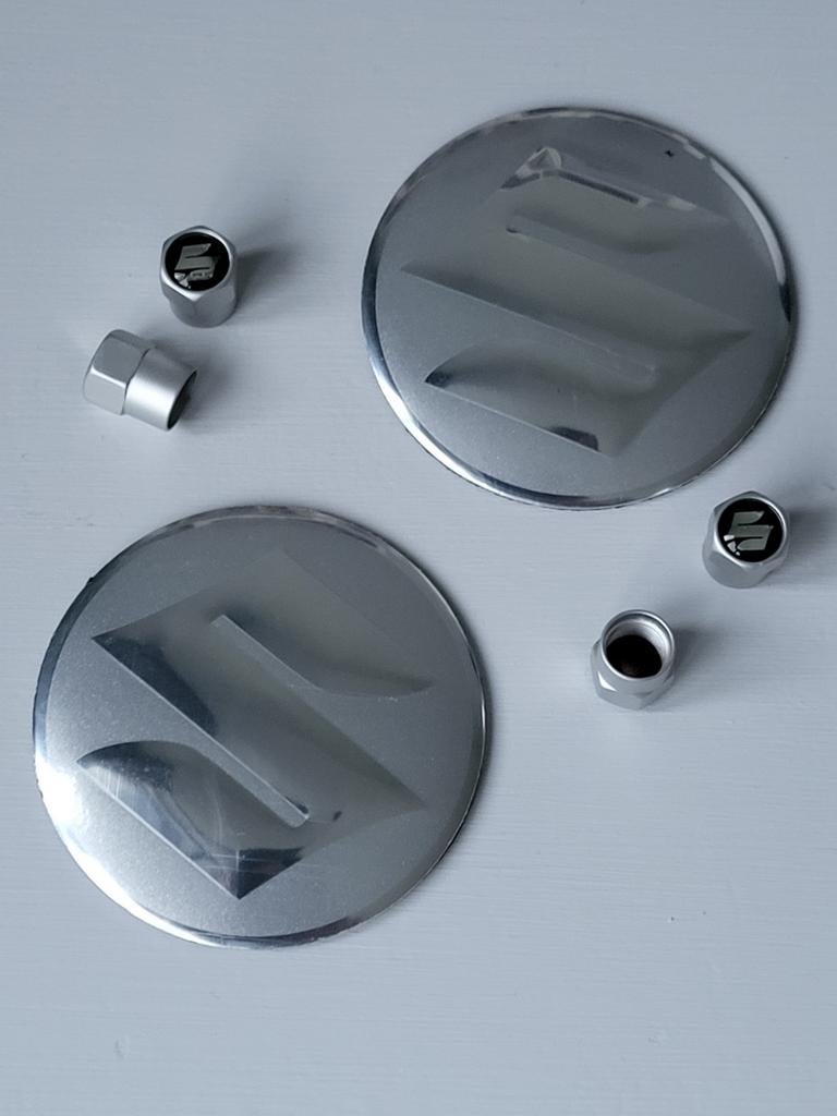 Set van 4 Suzuki aluminium naafkapstickers en ventieldoppen!, Ophalen of Verzenden, Nieuw