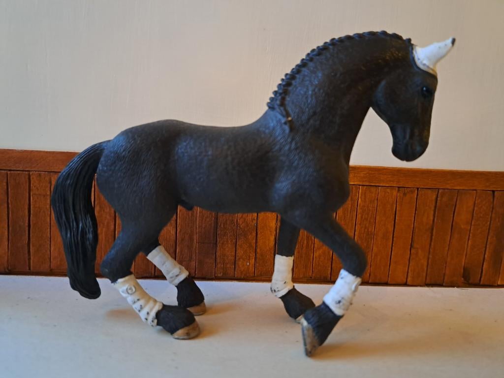 Schleich fries hengst frieze, Verzamelen, Dierenverzamelingen, Ophalen of Verzenden, Zo goed als nieuw, Paard, Beeldje of Figuurtje