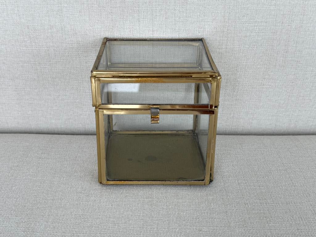 Glazen goudkleurige box vitrine 9x9x9 cm!, Ophalen, Zo goed als nieuw