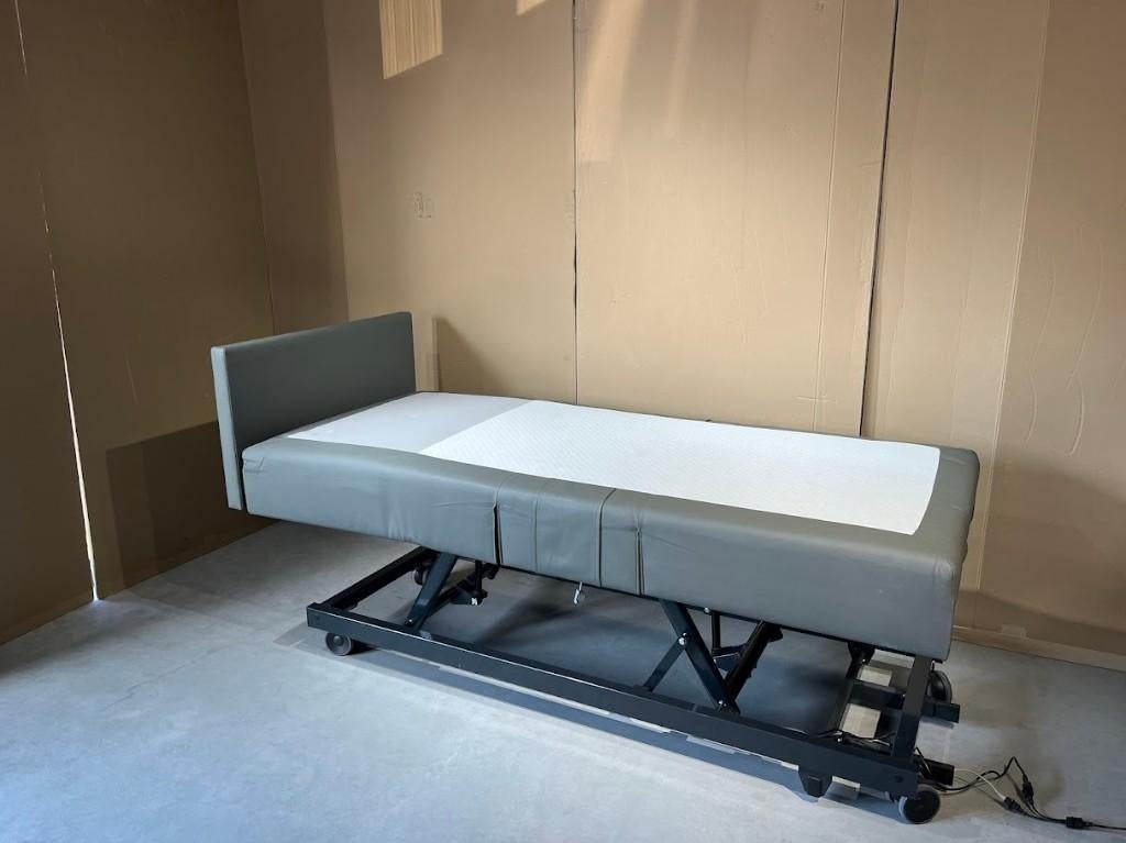 Hoog laag bed, Huis en Inrichting, Slaapkamer | Bedden, Ophalen, Overige materialen, Verstelbaar, 90 cm