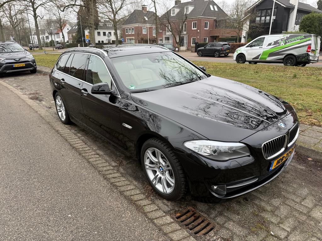 BMW 5-Serie 523I Touring 150KW Aut 2011 zwart  70.600km, Auto's, BMW, Achterwielaandrijving, 2000 kg, Stationwagon, 1705 kg