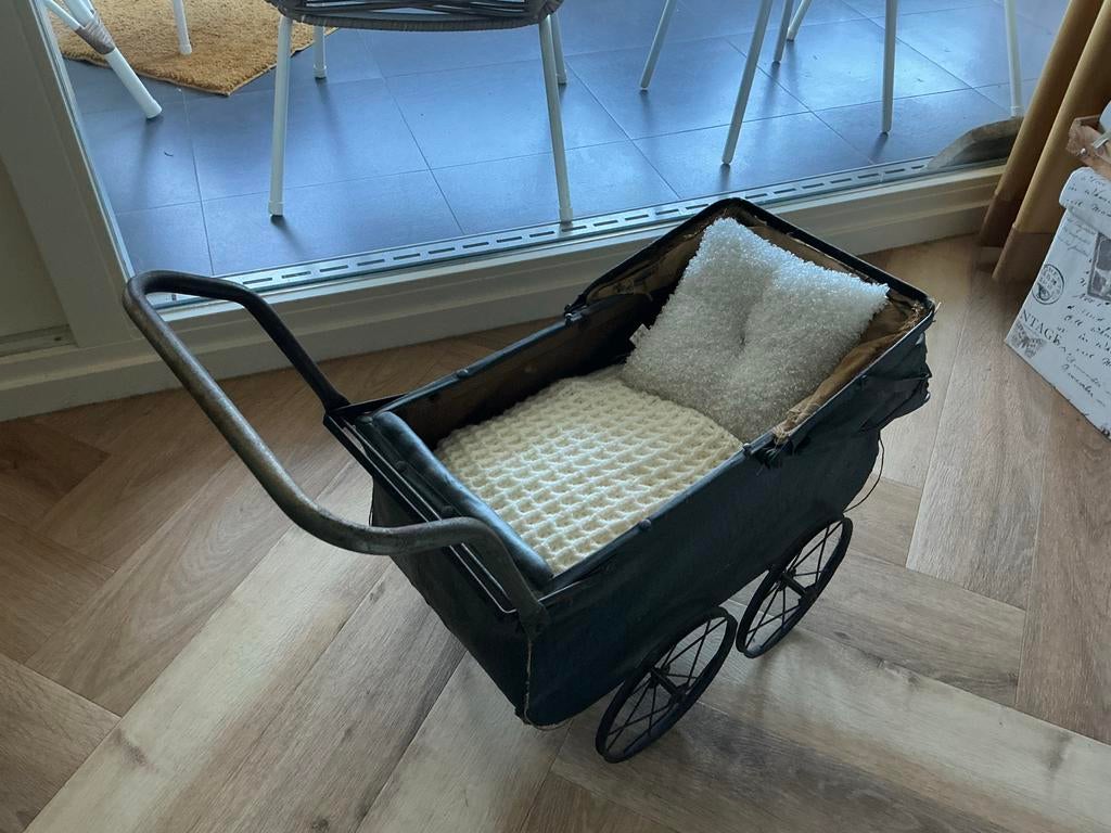 Antiek Poppenwagentje, Ophalen