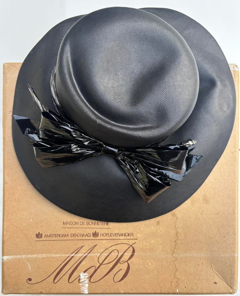 Vintage damenshoed van Hofleverancier Maison De Bonneterie, Kleding | Dames, Ophalen, Zo goed als nieuw, One size fits all