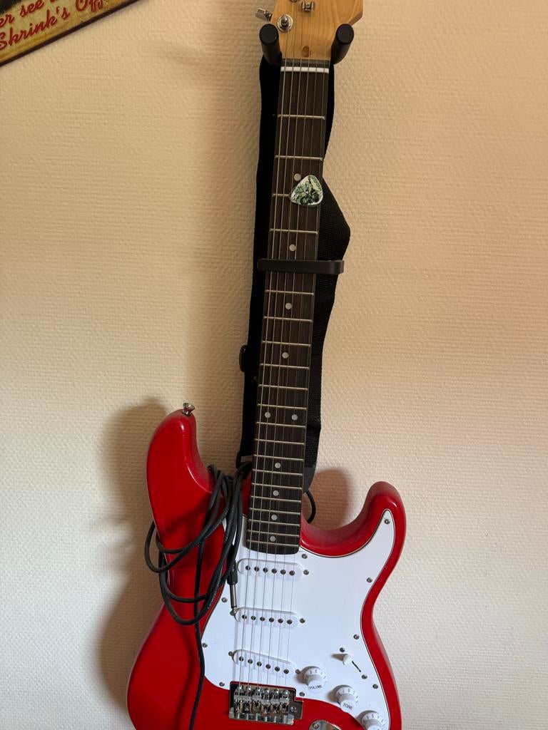Max Music elektrische gitaar rood, Muziek en Instrumenten, Met versterker, Zo goed als nieuw, Solid body, Ophalen