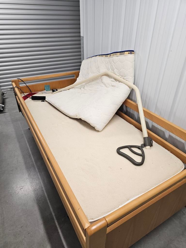 Invacare Elektrisch Seniorenbed - Comfort en Gemak, Ophalen, 90 cm, Eenpersoons, Bruin