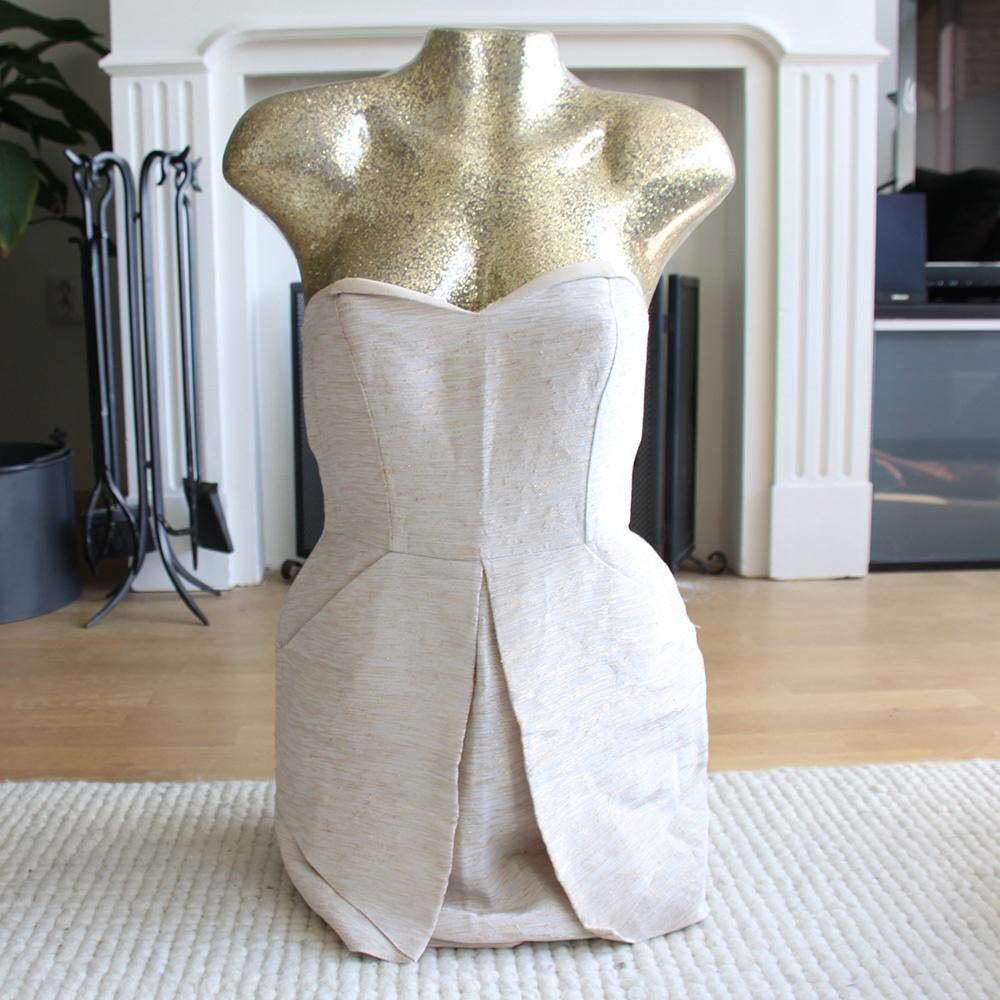 Mooie Jane Norman Buste Jurk (M) € 20,-, Kleding | Dames, Jurken, Zo goed als nieuw, Maat 38/40 (M), Beige, Boven de knie, Ophalen of Verzenden