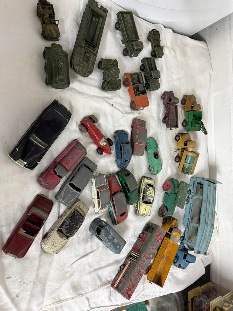 28 Dinky Toys: Auto's, vrachtwagens, sportwagens, legerauto', Hobby en Vrije tijd, Modelauto's | 1:43, Ophalen of Verzenden, Gebruikt
