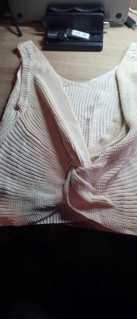 Mouwloze top met knoopdetail - Maat M, Kleding | Dames, Tops, Maat 38/40 (M), Beige, Ophalen of Verzenden, Zonder mouw