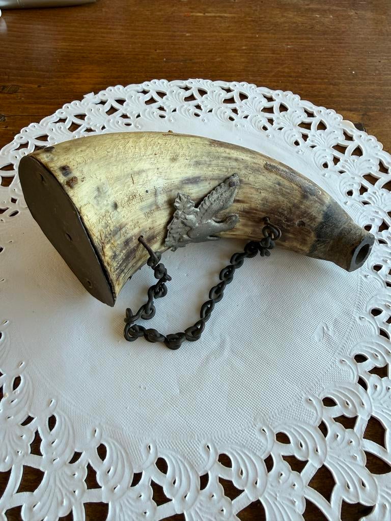 Antieke Jachthoorn / Poederhoorn met ketting en decoratie, Ophalen of Verzenden