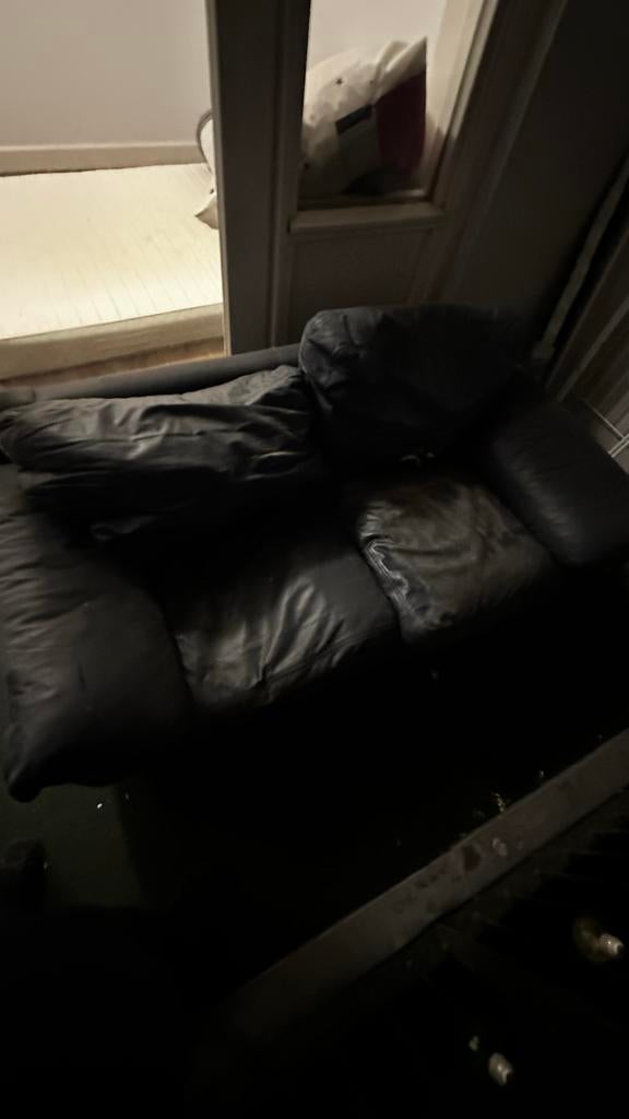 Zwarte leren tweezitsbank - Comfortabel en stijlvol, Gebruikt, 150 tot 200 cm, Tweepersoons, Ophalen of Verzenden