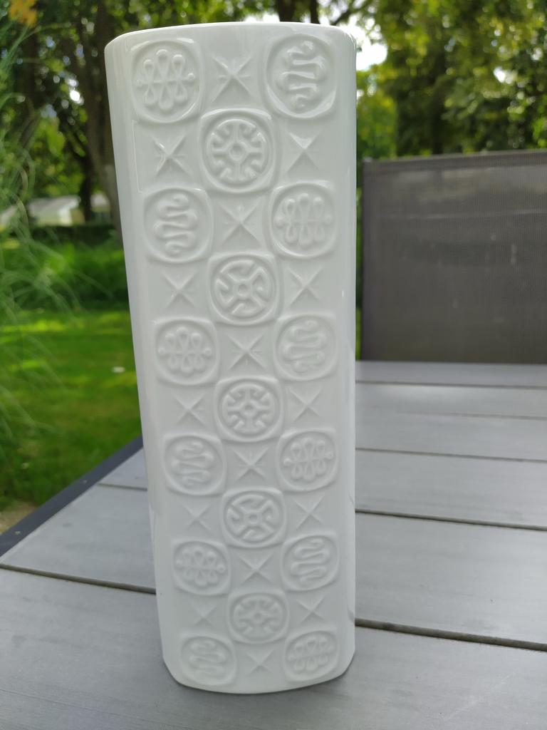 Driehoekige vintage witte vaas, Kayser, gaaf., Ophalen of Verzenden, Wit, Aardewerk of Porselein, Minder dan 50 cm