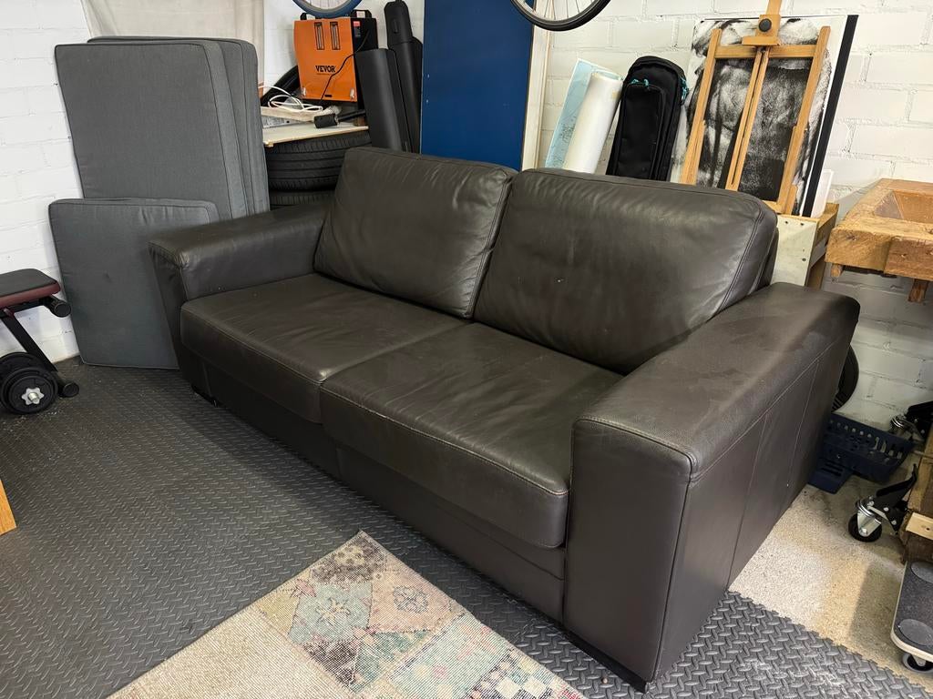 Gratis afhalen: Bruin leren bankstel, Huis en Inrichting, Banken | Bankstellen, Gebruikt, Rechte bank, Tweepersoons, 150 tot 200 cm
