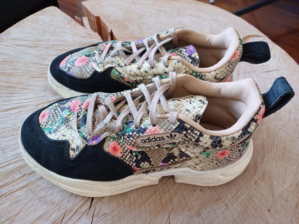 Adidas Falcon sneakers met slangenprint en bloemen mt 38 2/3, Kleding | Dames, Overige kleuren, Adidas, Ophalen of Verzenden, Sneakers of Gympen