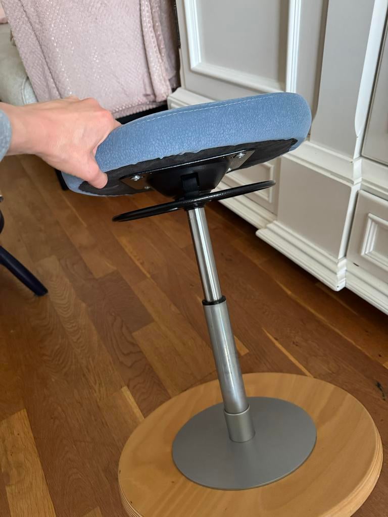 Kruk verstelbaar in hoogte zgan, Huis en Inrichting, Krukjes, Ophalen, In hoogte verstelbaar, Zo goed als nieuw, Hout