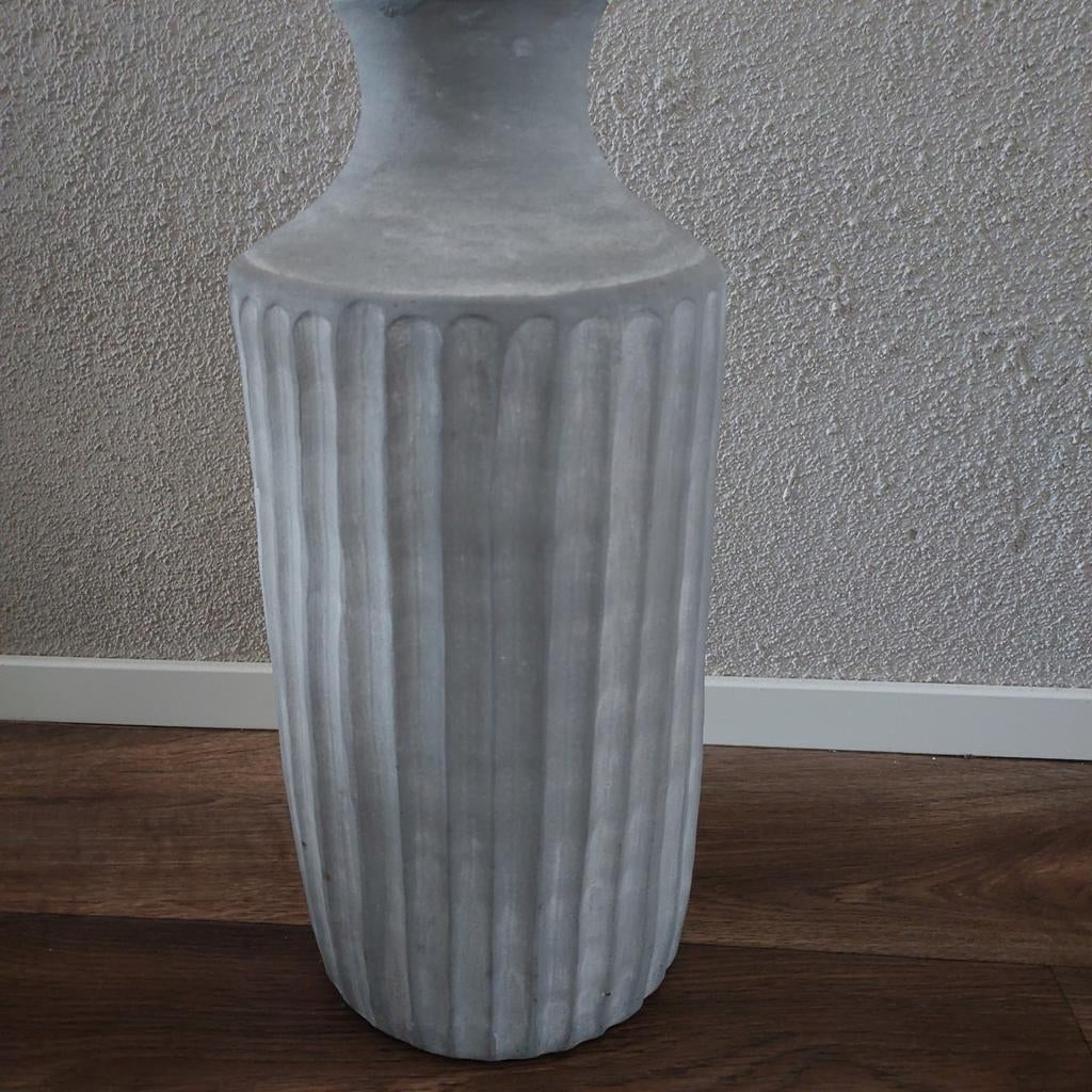 Landelijke betonlook vaas met droogbloemen van Pronto Wonen, Ophalen, Overige kleuren, Aardewerk of Porselein, Zo goed als nieuw