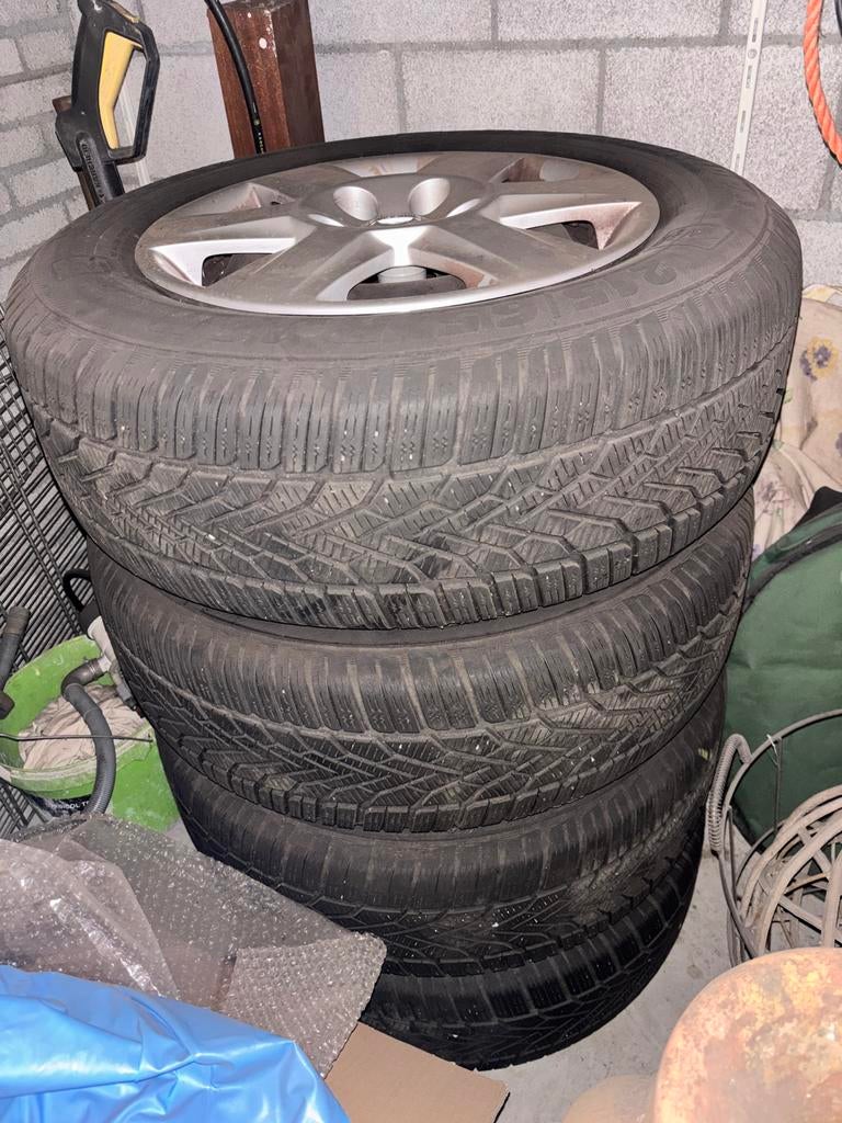Winterbanden Nissan Qashqai 215/65 R16 met velgen, Ophalen, Zo goed als nieuw