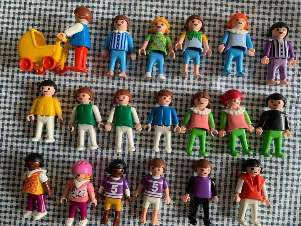 Playmobil - 18 kleine poppetjes. + 1 met  kinderwag. Zgan !, Verzenden, Zo goed als nieuw