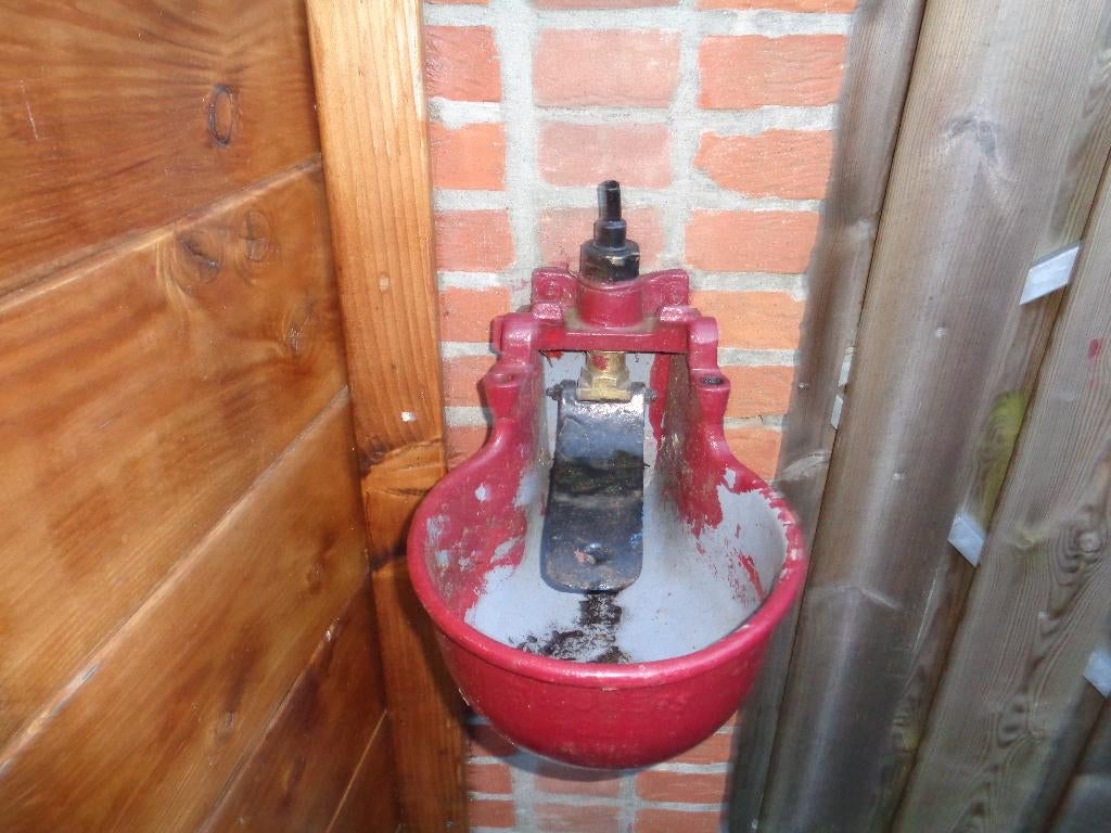 Oud Metaal Voederbak voor Koeien Leuk + Bloem aan de Muur, Ophalen