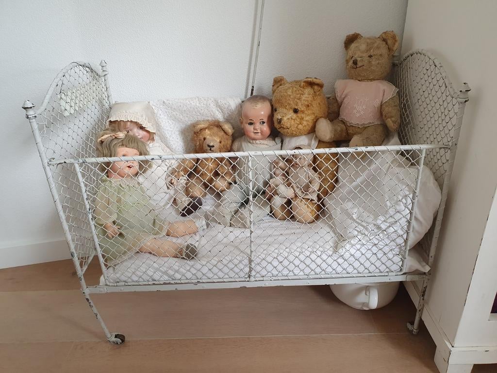 Oud poppen ledikant incl. poppen en stro beren, Ophalen of Verzenden