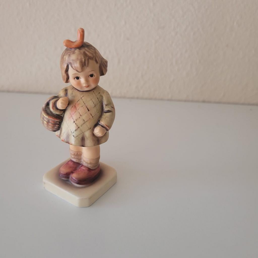 Hummel beeldje meisje met mandje, Ophalen of Verzenden