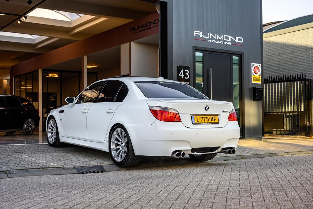 BMW 5-serie M5 in Alpine White|1e Lak |kettingspannerupgrade, Automaat, Achterwielaandrijving, Gebruikt, Zwart