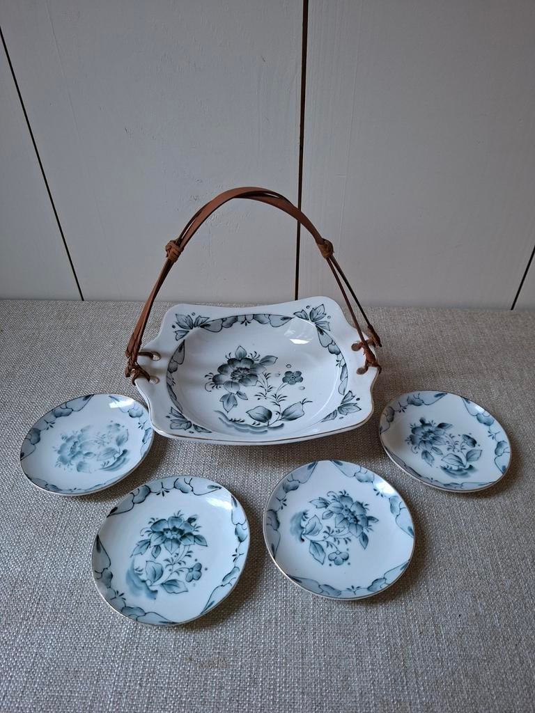 Schaaltje met hengsel en 4 kleine schoteltjes, Ophalen of Verzenden