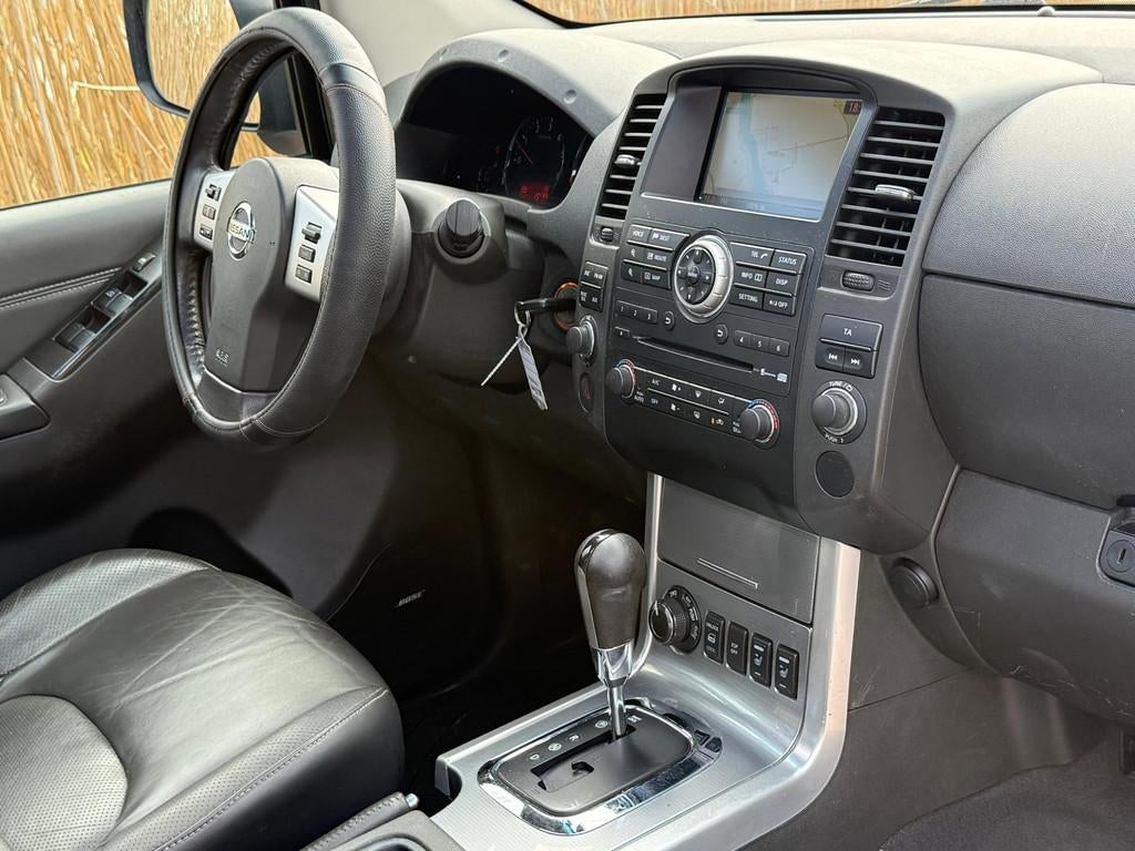 Nissan Navara 3.0 dCi LE Double Cab Automaat Navi Export, Automaat, Parkeercamera, Stof, Gebruikt