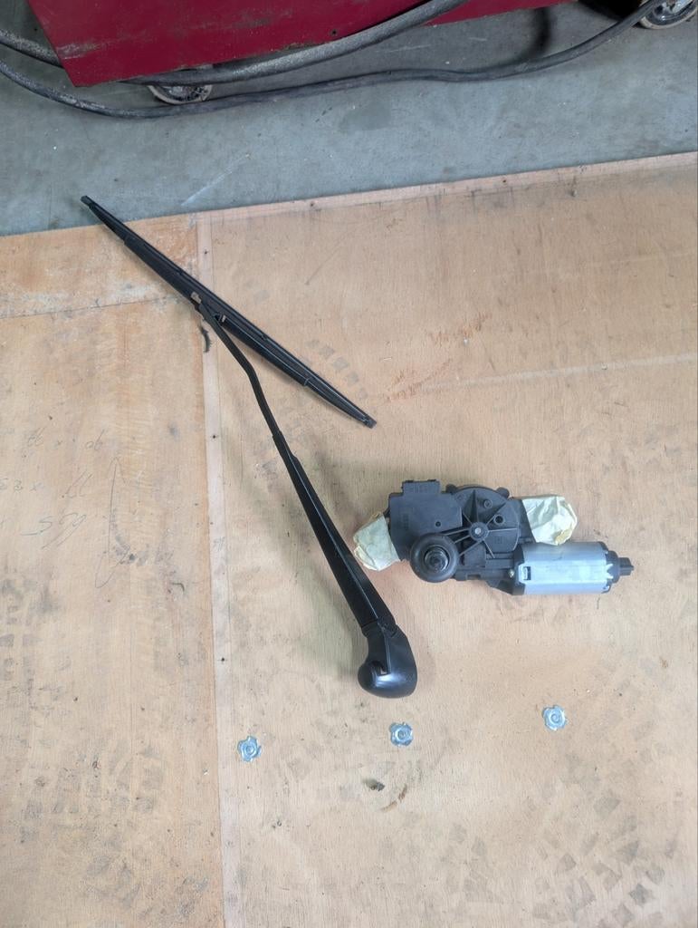 Achterruiten wisser motor met wisser caddy 2004 tot 2016, Ophalen