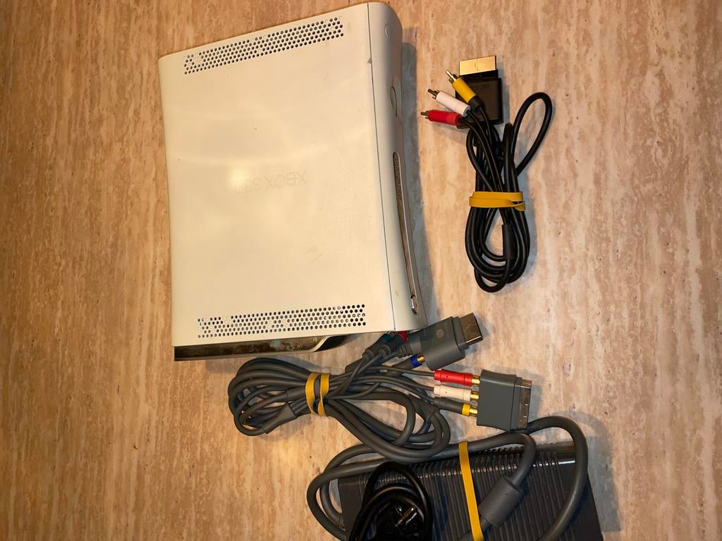 Xbox 360 met kabels - werking onbekend, Spelcomputers en Games, Spelcomputers | Xbox 360, Ophalen, Niet werkend, Zonder controller