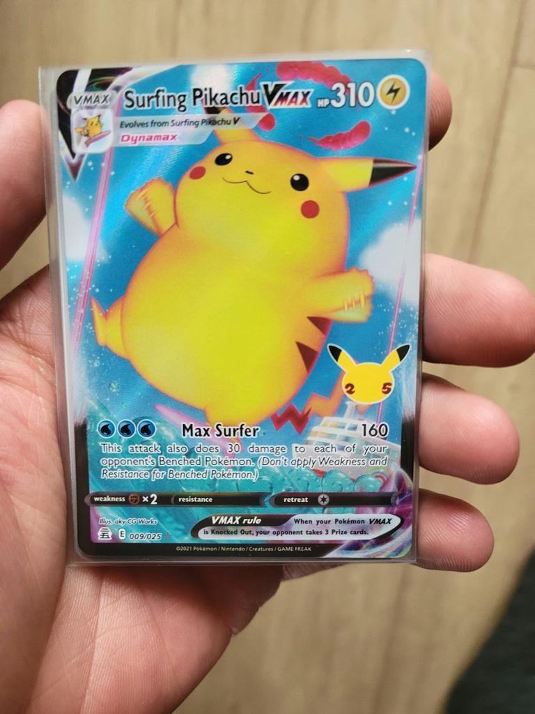 Surfing Pikachu VMAX ( 009/025 ) 25th Celebrations, Ophalen of Verzenden, Zo goed als nieuw