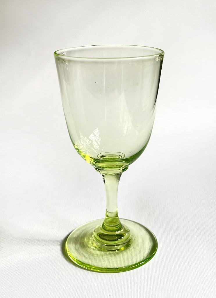 Uraniumglas Annagroen Wijnglas geslepen pontil 19e eeuw, Antiek en Kunst, Antiek | Glas en Kristal, Ophalen of Verzenden