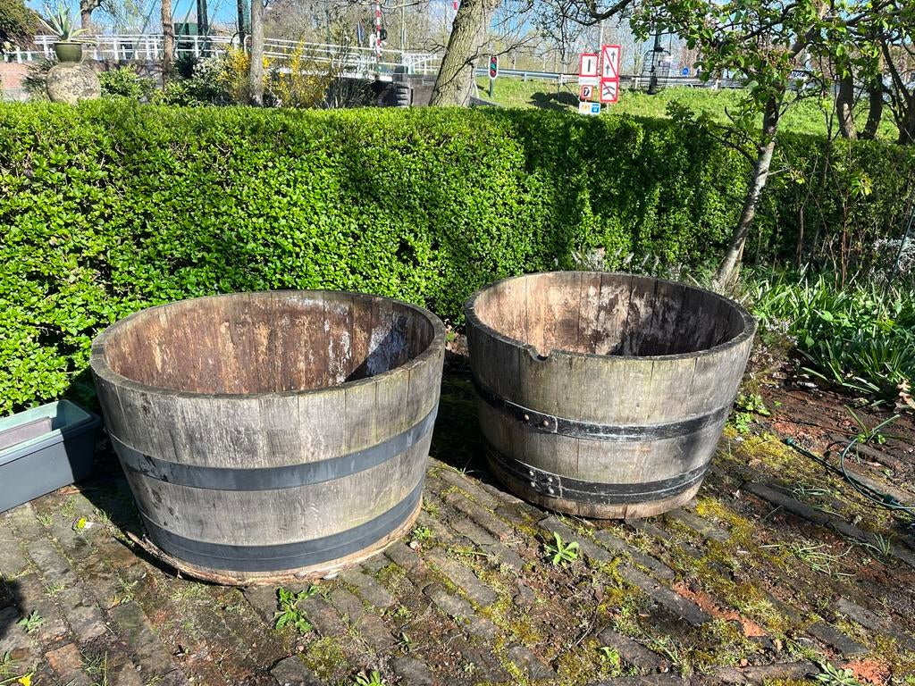 Twee halve wijnvaten als bloempot, Tuin en Terras, Ophalen, Gebruikt, Rond, 60 tot 100 cm