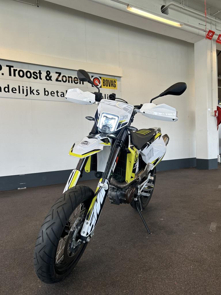 Husqvarna 701 Supermoto A2/35KW OP VOL VERMOGEN | LED Koplam, 693 cc, Giessenweg 70-72
3044AM  ROTTERDAM, NL, Bedrijf, Autobedrijf P. Troost & Zn