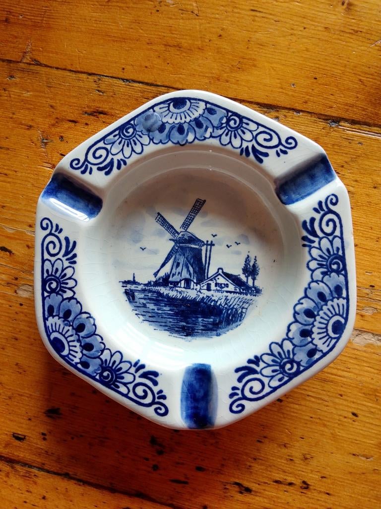 Delfts blauwe asbak met molen. 14 cm., Antiek en Kunst, Antiek | Keramiek en Aardewerk, Ophalen of Verzenden