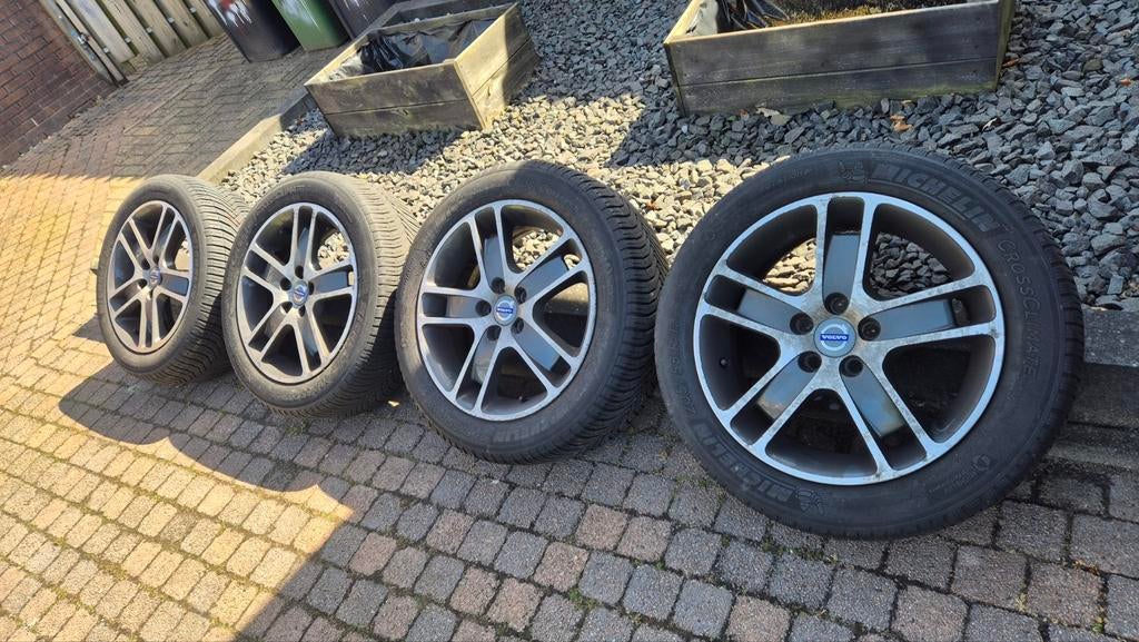 Volvo velgen 17 inch met Allseason banden, Ophalen, Banden en Velgen, 17 inch, 205 mm