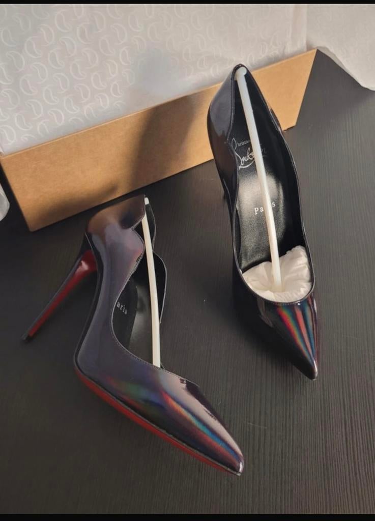 Limited edition Louboutin hakken, Ophalen of Verzenden, Nieuw, Zwart, Sneakers of Gympen