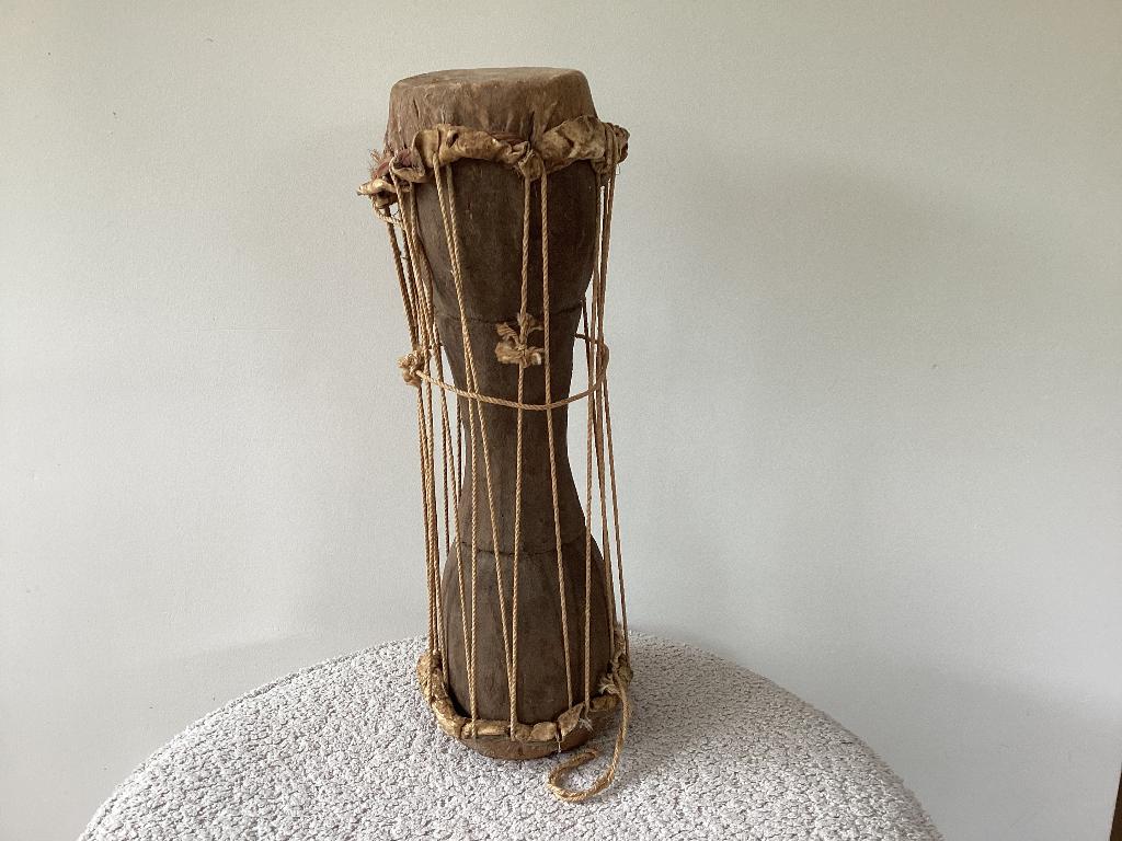 Antieke Afrikaanse talking drum, Muziek en Instrumenten, Percussie, Ophalen, Gebruikt, Melodische percussie