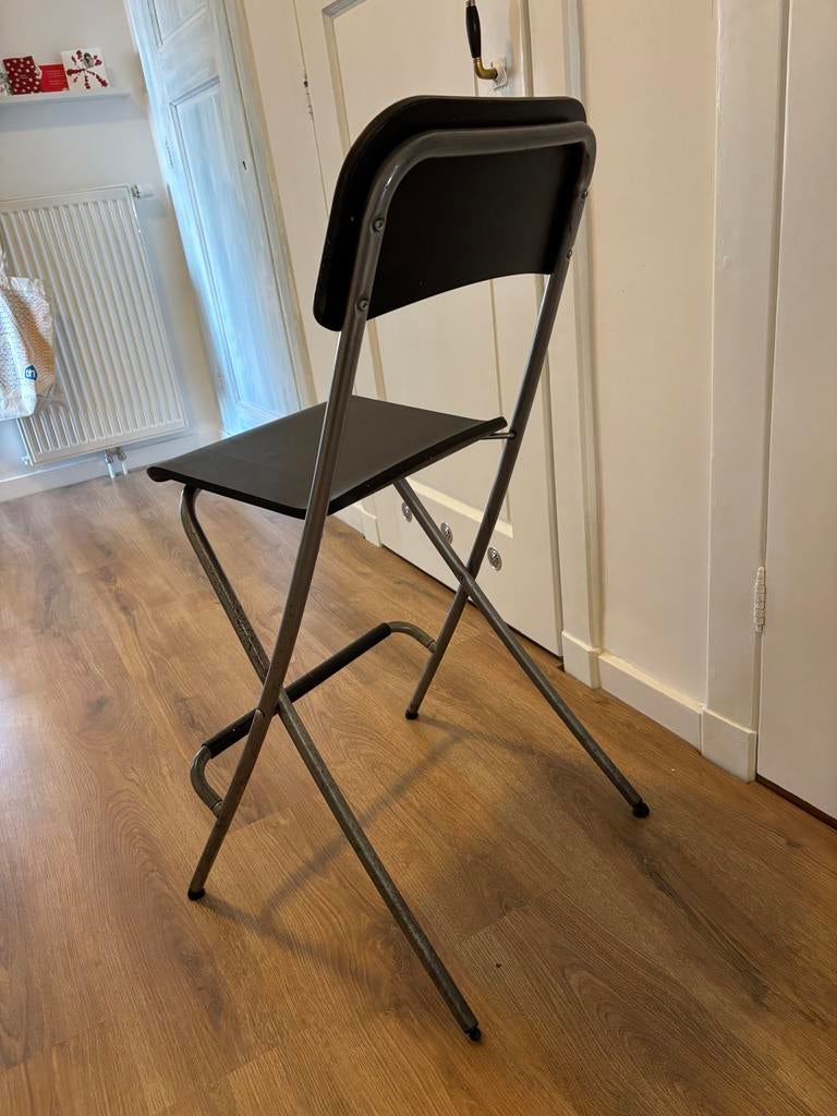 IKEA kruk - Opklapbaar en praktisch, Huis en Inrichting, Barkrukken, Ophalen, Met voetsteun, 60 tot 90 cm, Zo goed als nieuw