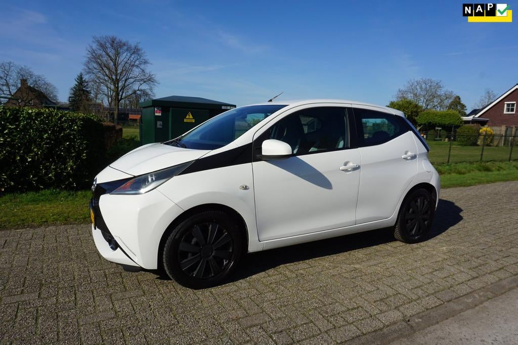 Toyota Aygo 1.0 VVT-i x-play 5 deurs AIRCO camera, Auto's, Voorwielaandrijving, Euro 5, Gebruikt, Start-stop-systeem