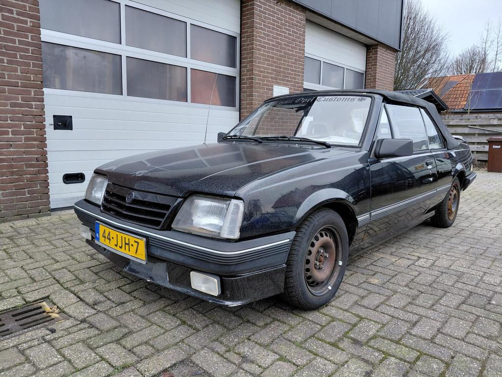 Opel ASCONA Cabrio, Auto's, Oldtimers, Voorwielaandrijving, Zwart, Cabriolet, 4 stoelen