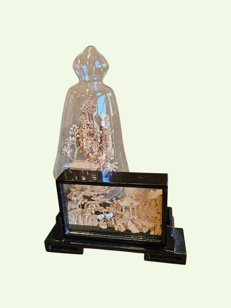 Antiek Chinees kurksnijwerk onder stolp, Ophalen