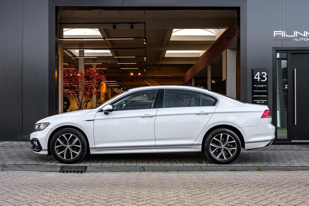 Volkswagen Passat 1.5 TSI R-Line|Camera|Acc|Lane-Assist|Keyl, Stof, Zwart, 4 cilinders, 150 pk