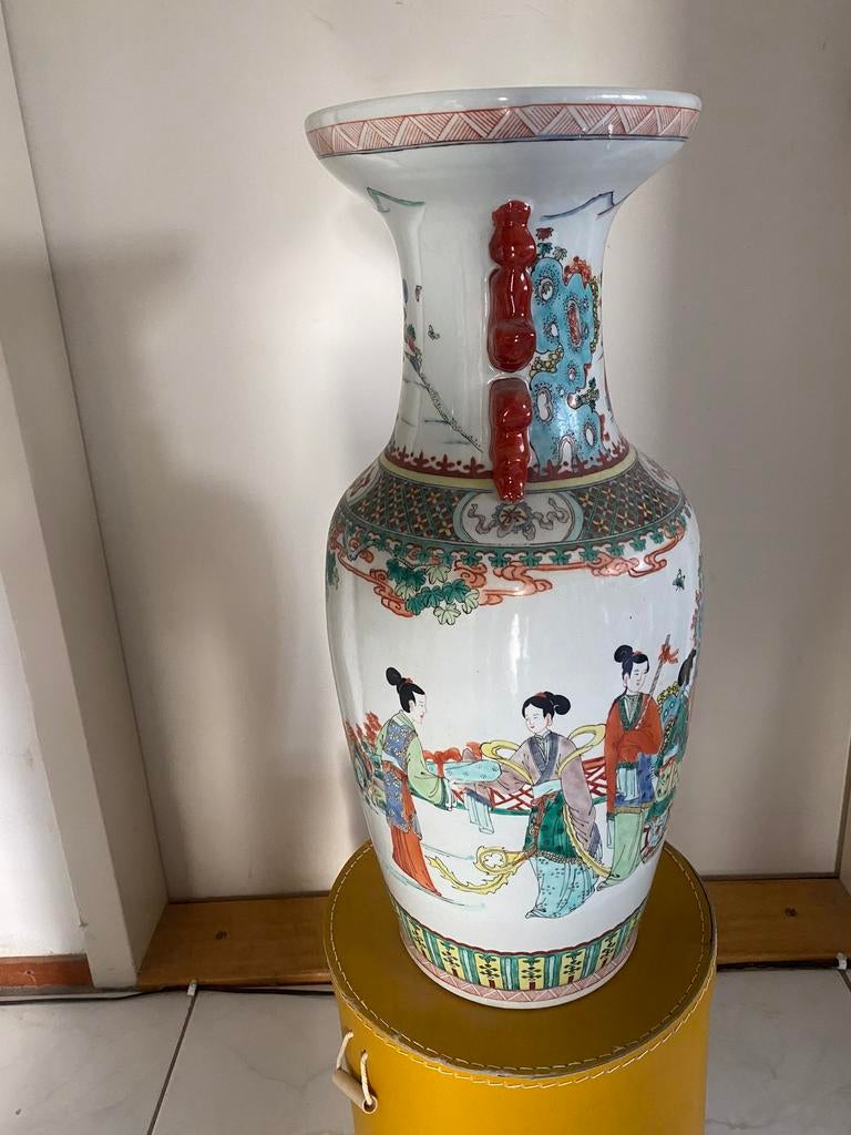 Chinese porseleinen  grote vaas op hout voetstuk, Antiek en Kunst, Antiek | Vazen, Ophalen of Verzenden