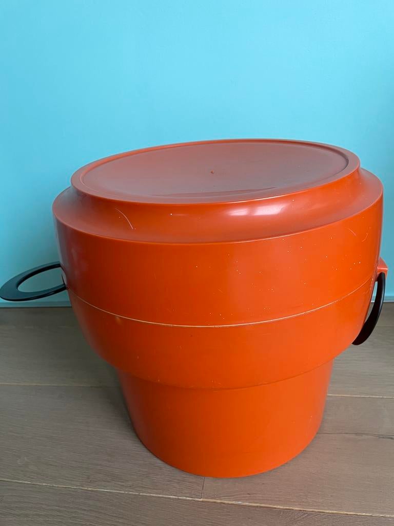 Vintage oranje kunststof opberger mand poef kruk naaidoos, Verzamelen, Retro, Ophalen, Huis en Inrichting