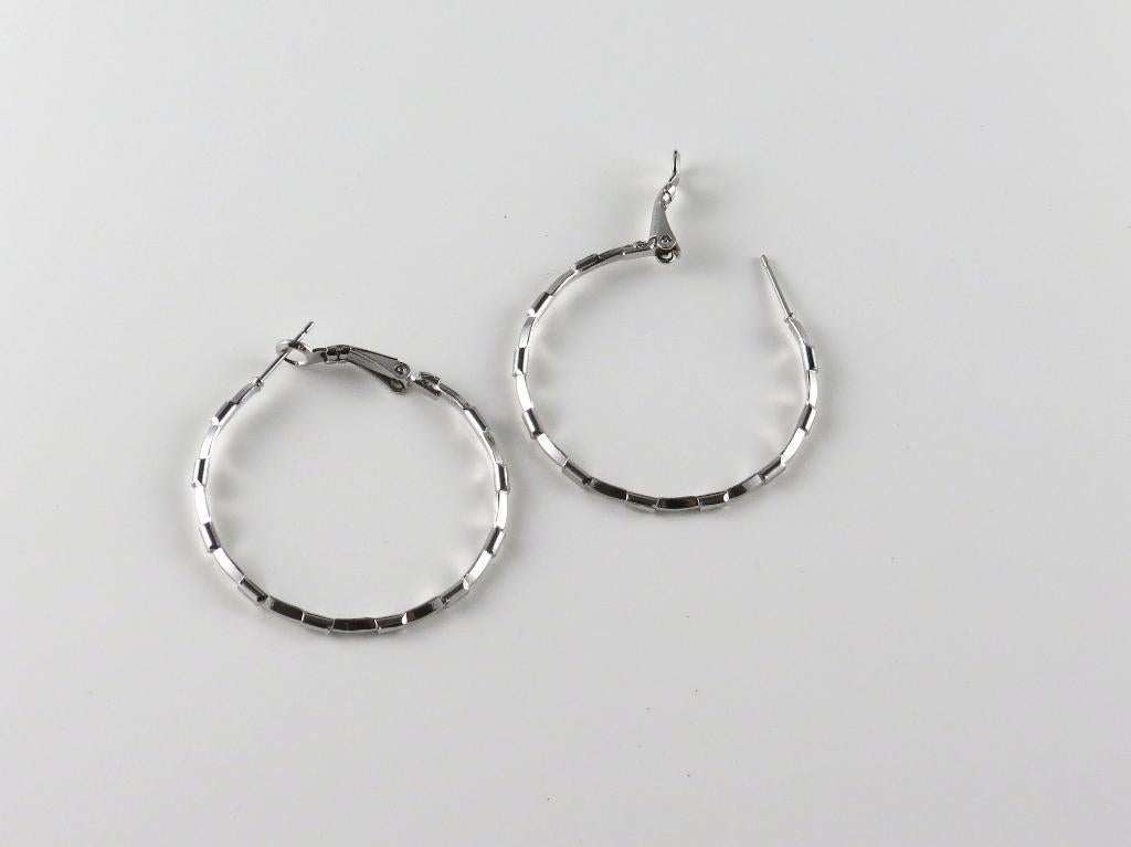 zilverkleurige oorbellen mooie bewerkte  creolen  Ø 4,5 cm, Marktplaats@koningsieraden.nl, Overige materialen, Verzenden, Nieuw