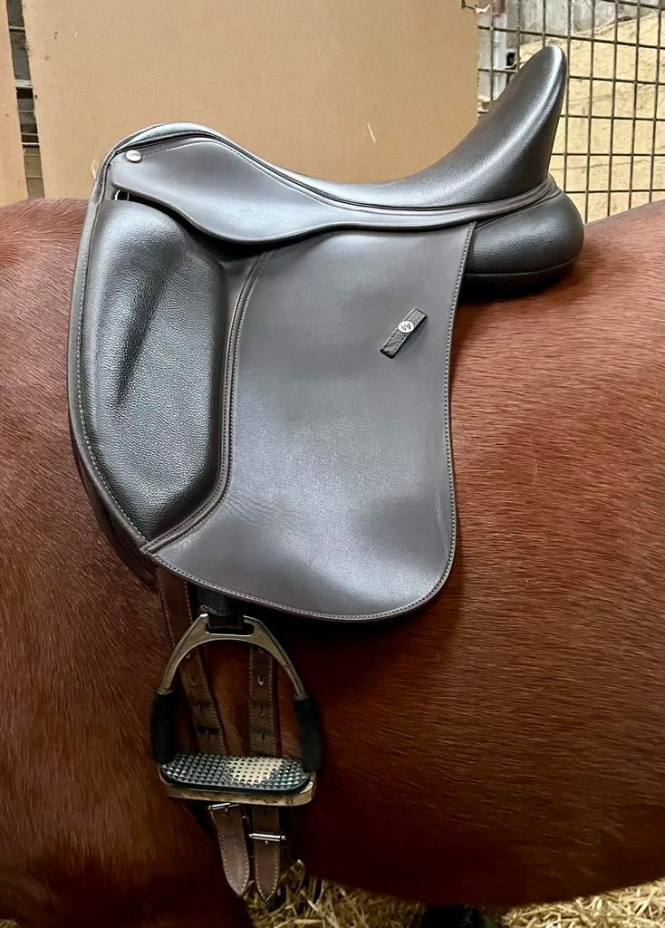 Wintec 500 bruin dressuurzadel 16,5 inch, Dieren en Toebehoren, Paarden en Pony's | Zadels, Ophalen, Zo goed als nieuw, Dressuur