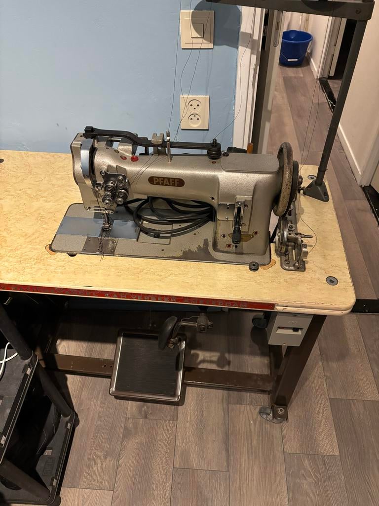 Pfaff 146 Dubbelnaalds Naaimachine - 3 Voudig Transport, Hobby en Vrije tijd, Naaimachines en Toebehoren, Ophalen, Naaimachine