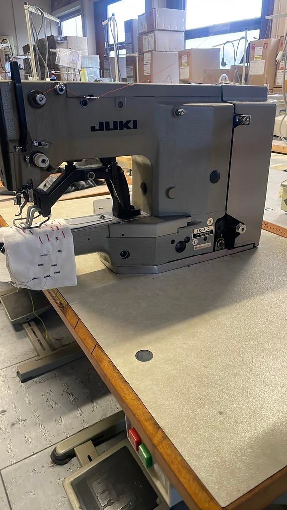Industriële naaimachine BROTHER LS2-P837-310 op verrijdbare in hoogte verstelbare tafel. | veilingen