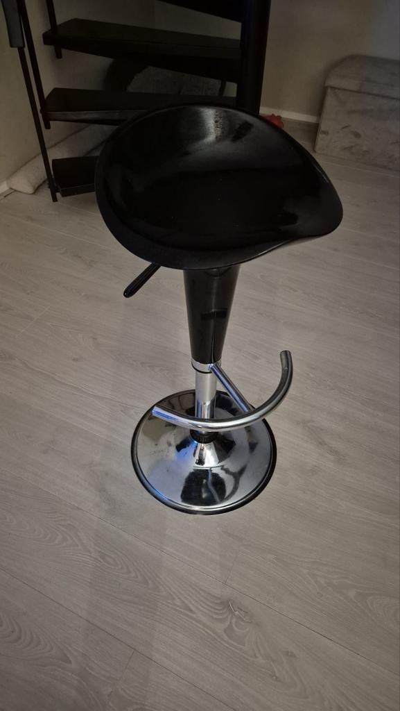 Moderne zwarte barkruk - in hoogte verstelbaar, Gebruikt, In hoogte verstelbaar, 60 tot 90 cm, Ophalen of Verzenden