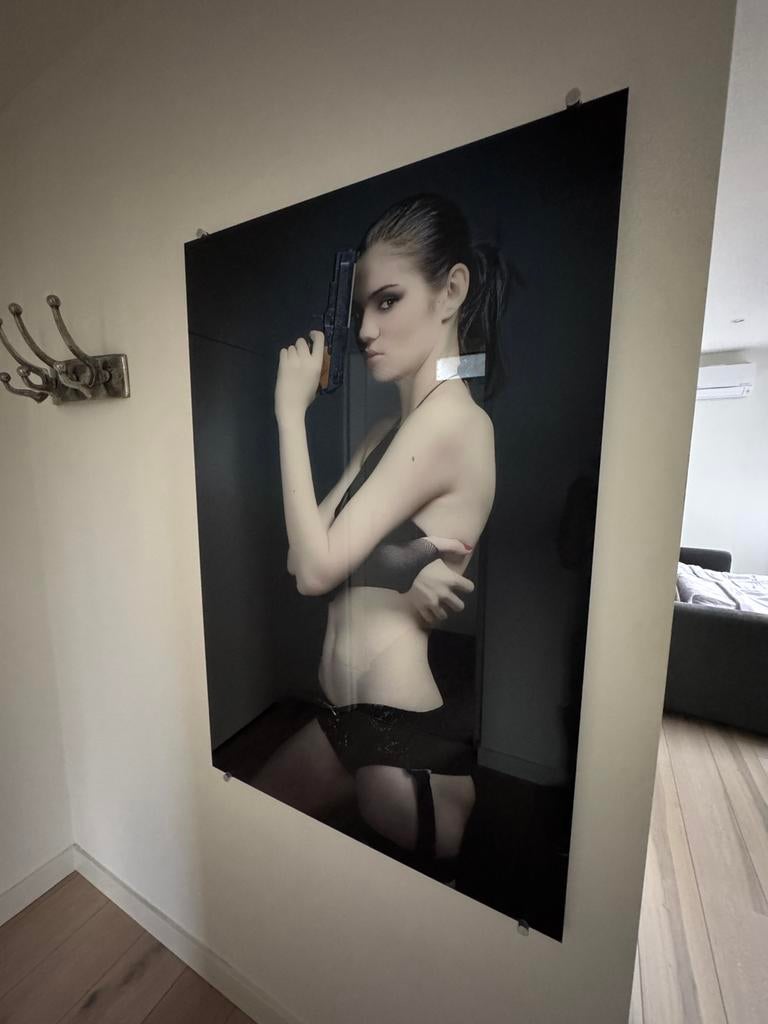 Glasschilderij vrouw met pistool, Ophalen